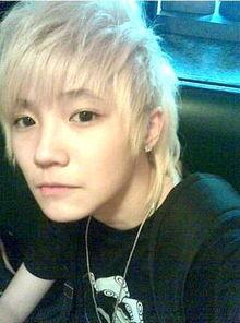 耐吉个人资料,运动鞋界的传奇人物，从街头到时尚界的蜕变之路